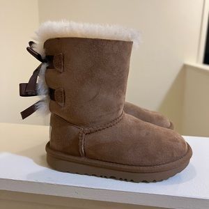 Girls uggs size 10 (4 y/o)
